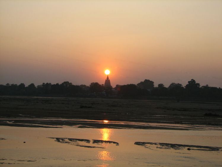 Rio Niranjana ao pôr do sol